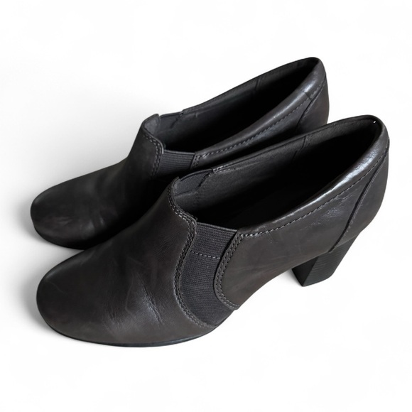 Clarks Brown Leather Slip-On Block Heel Booties Elastic Comfort Shoes Size 6 - Picture 1 of 12
